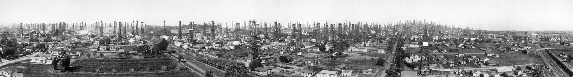 Panoramic view of hundreds of oil derricks crowding the hillside and neighbourhoods of Signal Hill, California in 1923