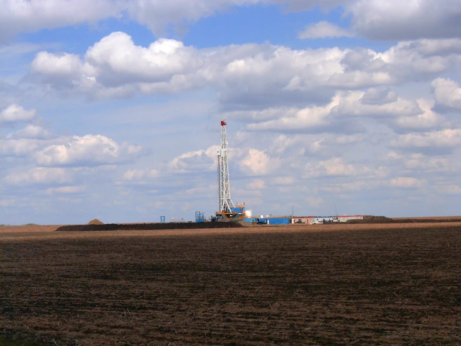 Active oil and gas drilling rig in Alberta Canada during the 2026 spring drilling season