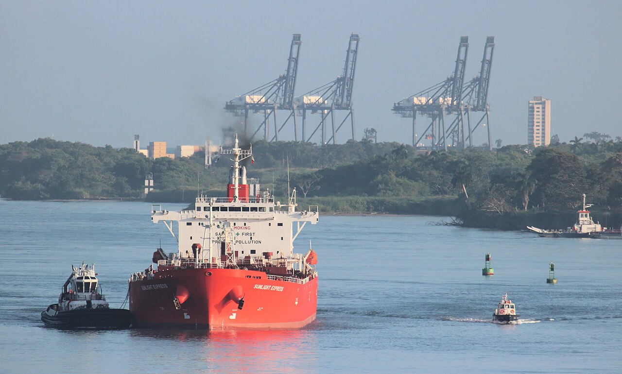 Oil tanker navigating the Strait of Hormuz amid rising crude prices and geopolitical tensions