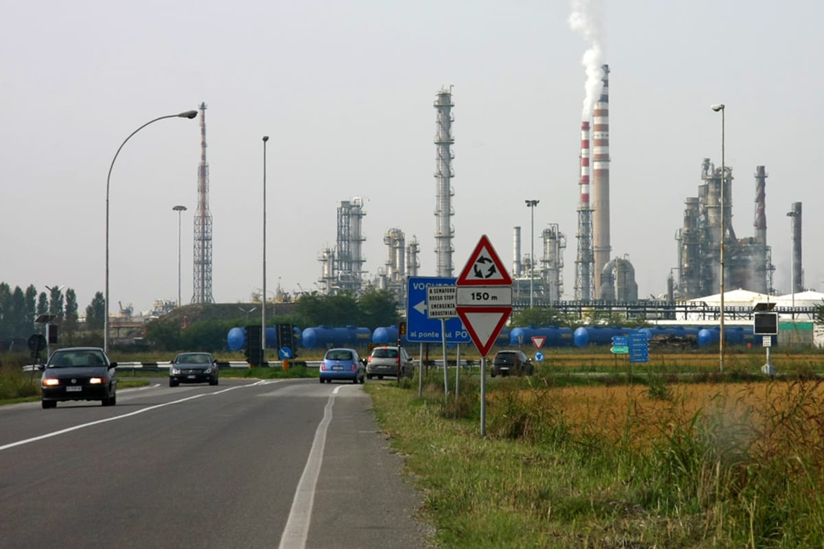 Eni Sannazzaro de' Burgondi refinery in Italy with distillation towers and process units