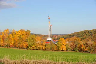 Horizontal drilling rig at a US shale oil and gas well site