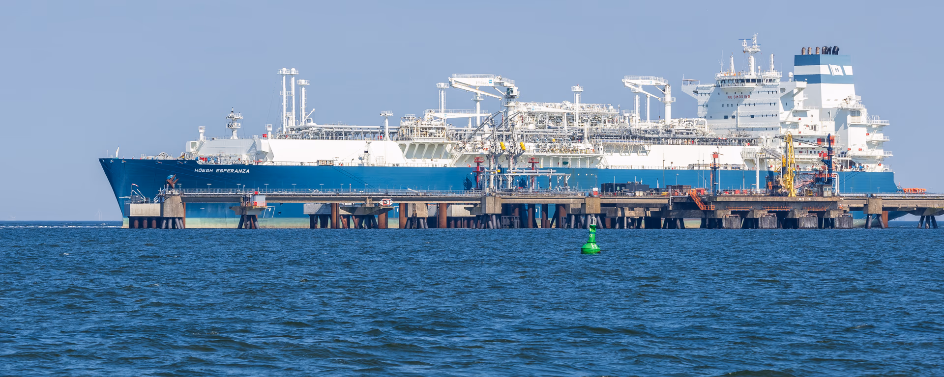 The Hoegh Esperanza FSRU moored at the Wilhelmshaven LNG terminal in Germany, where SEFE-procured cargoes feed into the national gas network